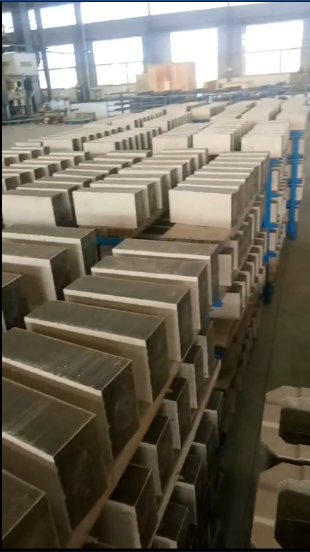 1000噸液壓機(jī)壓制耐火磚成品