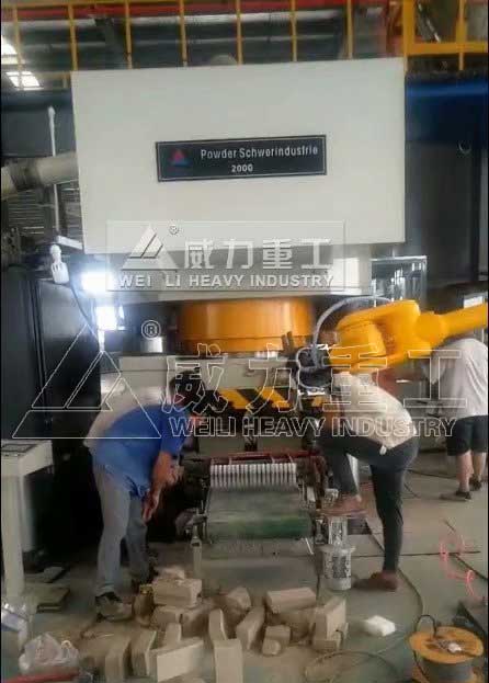 全自動(dòng)耐火磚成型液壓機(jī)配機(jī)械手客戶(hù)使用案例