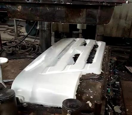 2000噸四柱液壓機(jī)模壓汽車保險杠